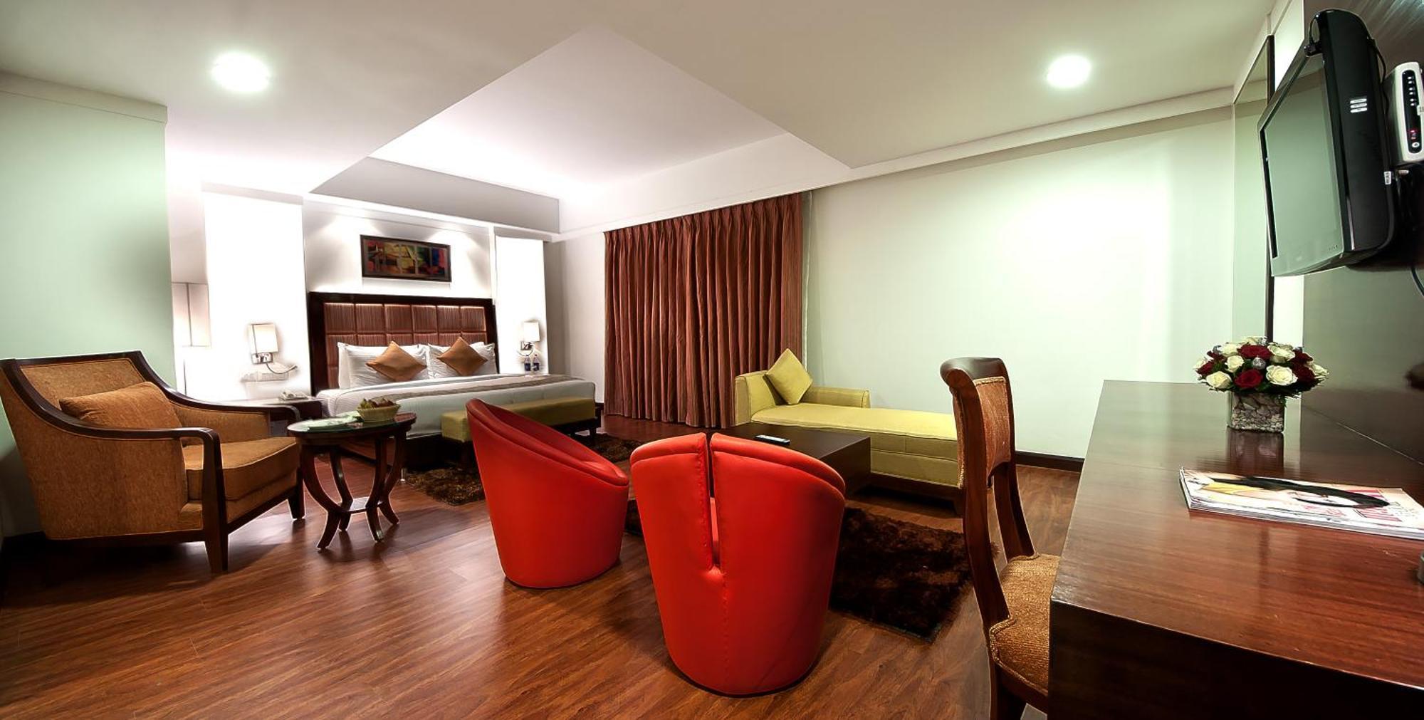 โกลเดน พลาซา โฮเต็ล Hotel ปัญจ์กุลา ภายนอก รูปภาพ