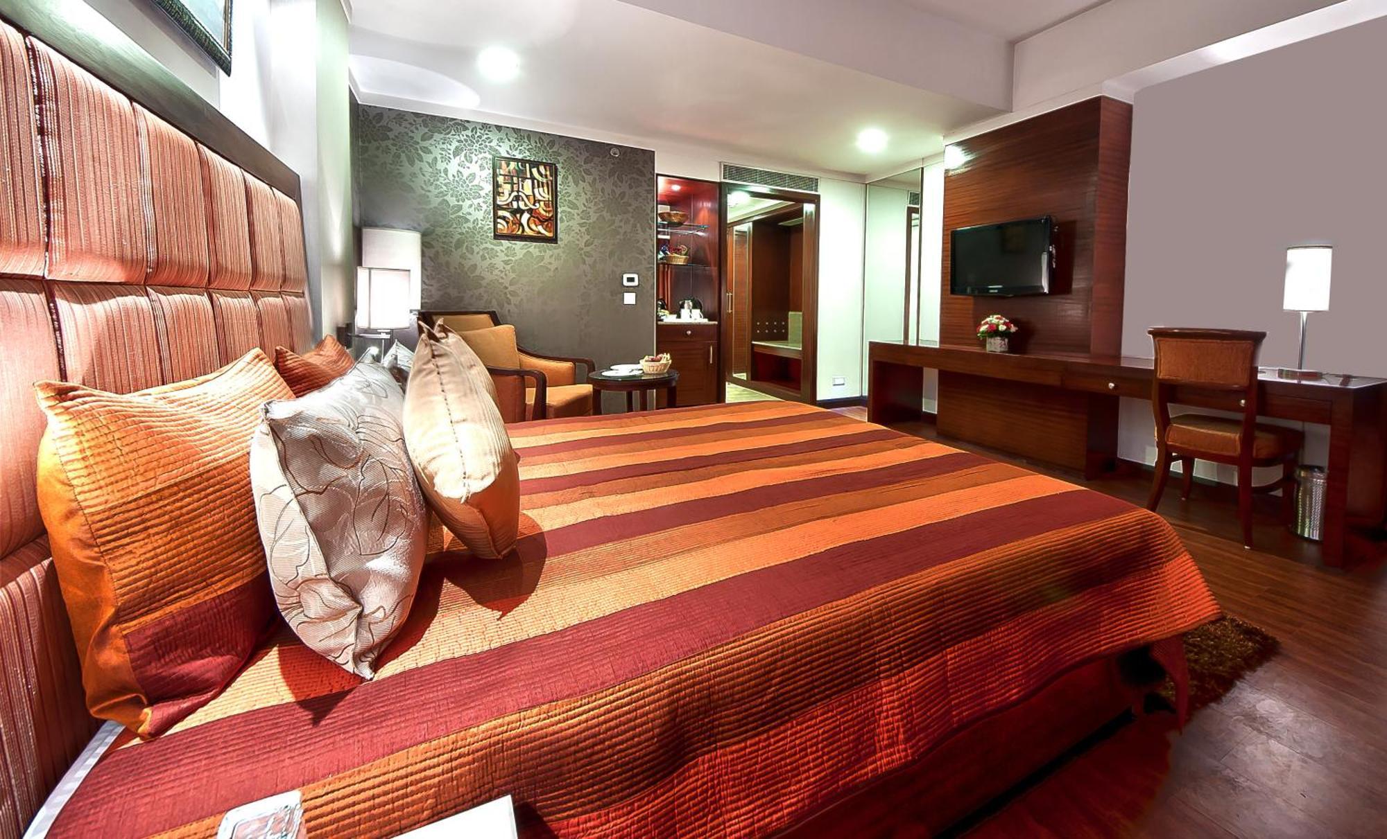 โกลเดน พลาซา โฮเต็ล Hotel ปัญจ์กุลา ภายนอก รูปภาพ