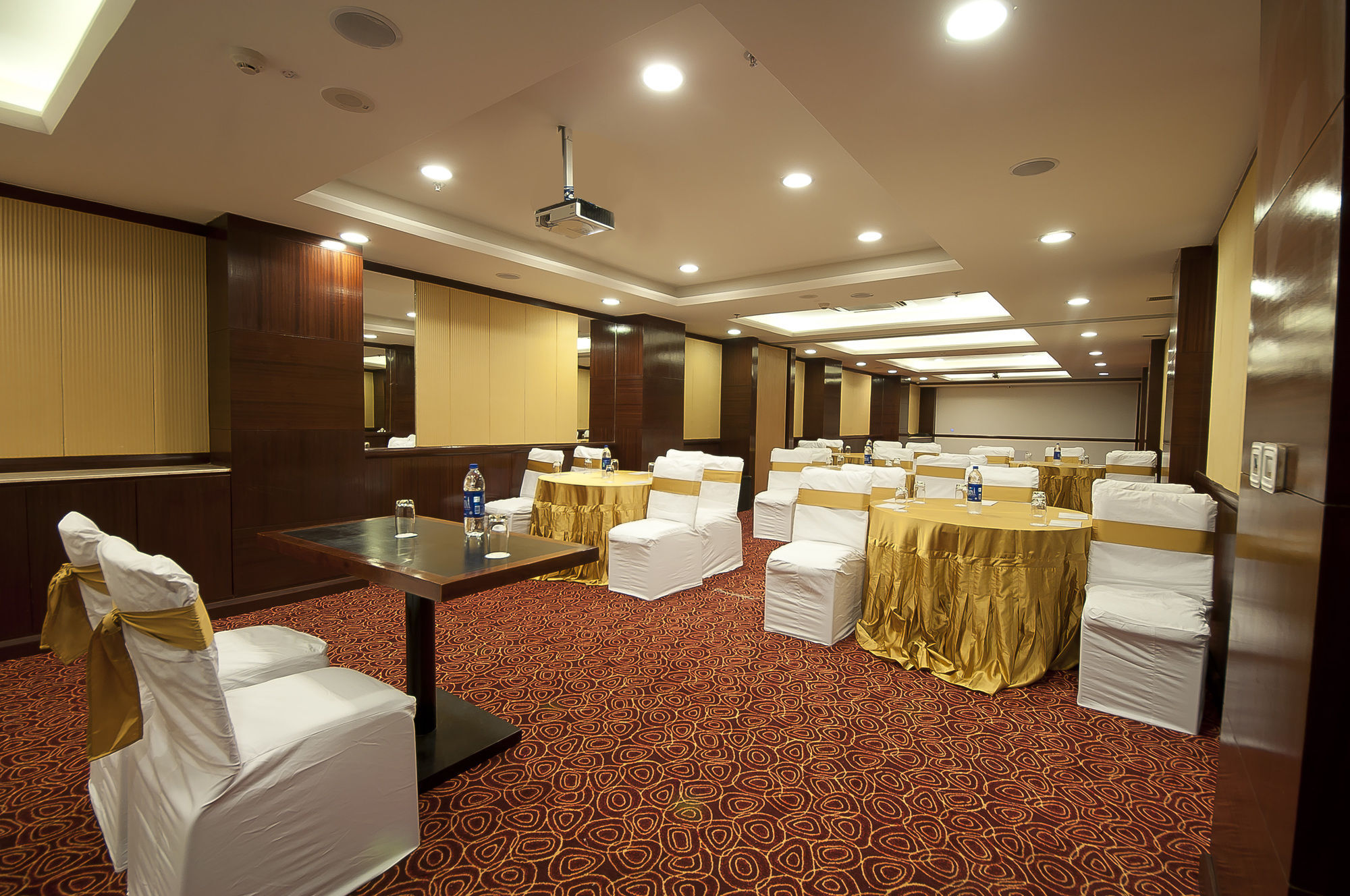โกลเดน พลาซา โฮเต็ล Hotel ปัญจ์กุลา ภายนอก รูปภาพ